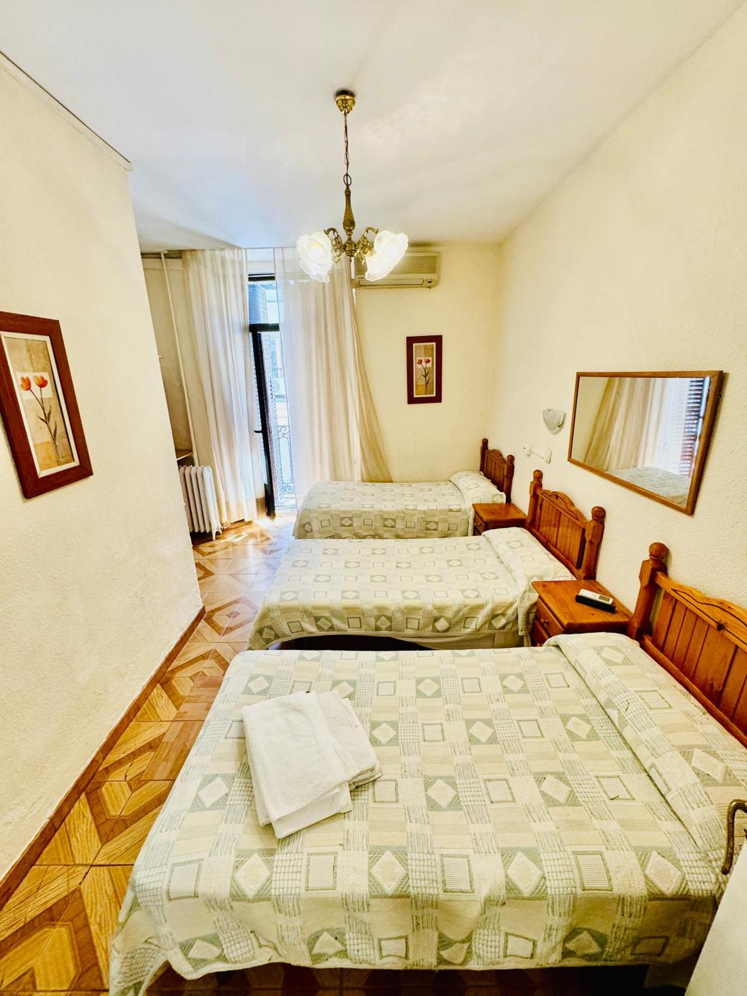 Hostal Fuentesol Madrid Luaran gambar